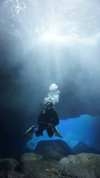 Foto Subacquea Subacqueo All Interno Una Grotta Con Luce Magica — Foto Stock