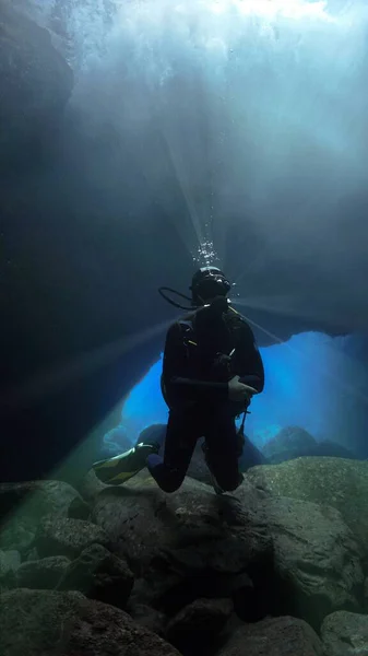 Фотографія Підводного Акваланга Всередині Печери Чарівним Світлом Аквалангу Атлантичному Океані — стокове фото