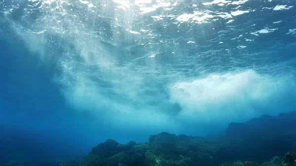 Güneş ışınlarının güzel sualtı fotoğrafı. Atlantik Okyanusu 'ndaki Kanarya Adaları' ndaki bir dalıştan..