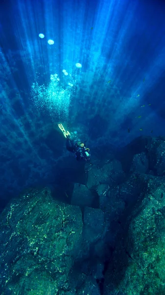 Підводне Фото Пригод Підводного Плавання Променями Світла Глибокому Блакитному Океані — стокове фото