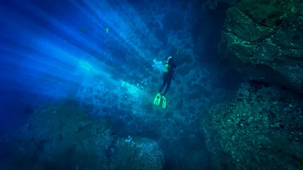 深い青色の海で光の光線でスキューバダイビングの冒険の水中写真 — ストック写真