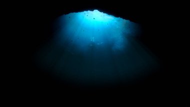 Sihirli ışıkla dolu bir mağaranın içindeki keşif ve maceranın sualtı fotoğrafı. Atlantik Okyanusu 'ndaki Kanarya Adaları' ndaki bir dalıştan..