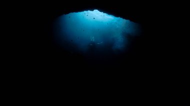 Sihirli ışıkla dolu bir mağaranın içindeki keşif ve maceranın sualtı fotoğrafı. Atlantik Okyanusu 'ndaki Kanarya Adaları' ndaki bir dalıştan..