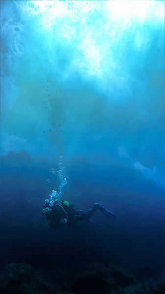 Підводне Фото Водолазного Дайвера Глибокому Синьому Дикому Океані — стокове фото