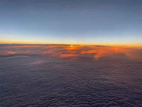 Foto Puesta Sol Con Una Estrella Brillante Sobre Las Nubes — Foto de Stock