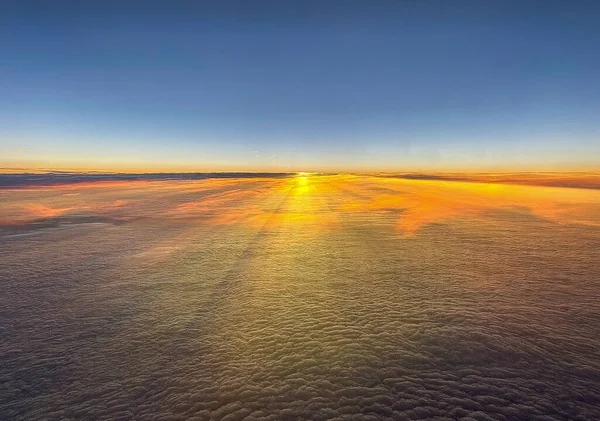 Zdjęcie Zachodu Słońca Błyszczącą Gwiazdą Nad Chmurami Niebie — Zdjęcie stockowe