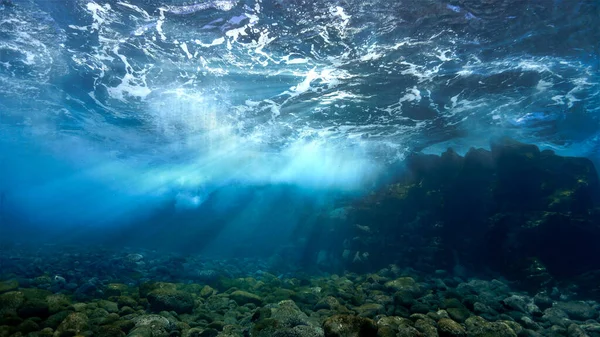 Foto Subaquática Bonita Mágica Raios Luz Rompendo Superfície Ondas Mergulho — Fotografia de Stock