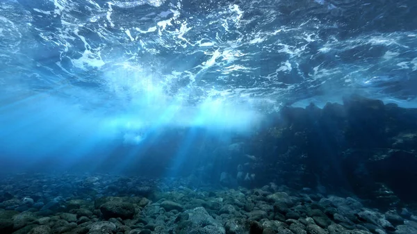 Hermosa Mágica Foto Submarina Rayos Luz Que Atraviesan Superficie Las — Foto de Stock