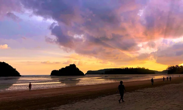 Tayland 'da okyanusta güzel bir gün batımı. 