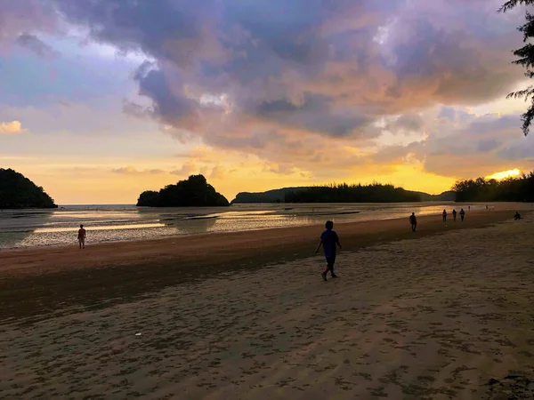 Tayland 'da okyanusta güzel bir gün batımı. 