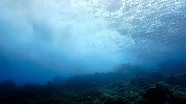 Krásná Kouzelná Podvodní Fotografie Paprsků Světla Které Pronikají Povrchem Vlnami — Stock fotografie