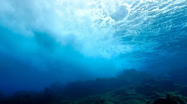 Gyönyörű Varázslatos Víz Alatti Fotó Fénysugarakról Amik Áthatolnak Felszínen Hullámokon — Stock Fotó