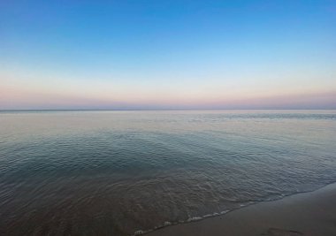 İsveç 'te gün batımında güzel sahil ve okyanus.