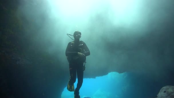 Schöne Und Fantasievolle Unterwasseraufnahme Eines Tauchers Einer Höhle Sonnenlicht Von — Stockvideo