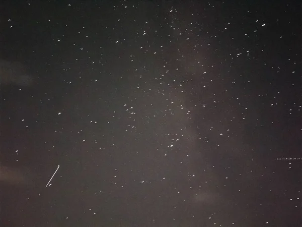 Cielo Estrellado Con Estrellas Fugaces Pequeñas Nubes Estrelladas —  Fotos de Stock