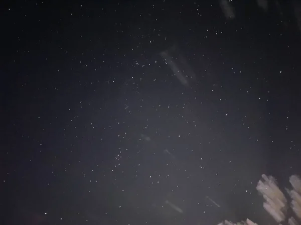 Een Sterrenhemel Met Vallende Sterren Kleine Wolken — Stockfoto