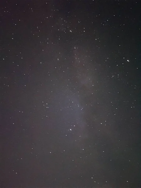 Egy Csillagos Hullócsillagokkal Kis Felhőkkel Csillaghullással — Stock Fotó
