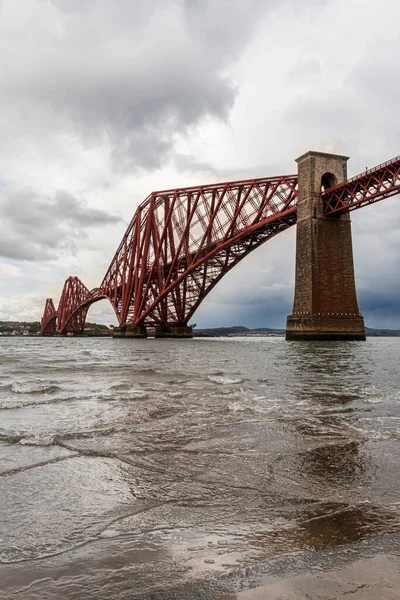 Forth Bridge Edinburgh Schottland England Mai 2021 Bewölkter Tag — Stockfoto