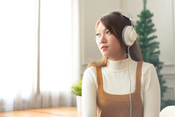Jovem Bonita Menina Asiática Ouvir Música Com Fones Ouvido — Fotografia de Stock