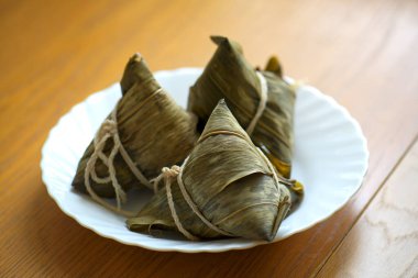 Geleneksel Ejderha Teknesi Festivali için Zongzi ve pirinç köftelerini yakından izleyin..