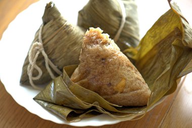 Geleneksel Ejderha Teknesi Festivali için Zongzi ve pirinç köftelerini yakından izleyin..