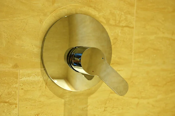 Otel banyosunda tek kulplu duvar musluğu. Soğuğa ayarlı.