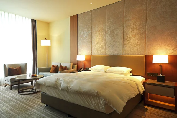 Cálido Acogedor Dormitorio Moderno Gran Ventana Con Sofá Mesa Imágenes de stock libres de derechos