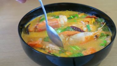 Sıcak ve Baharatlı Tom-Yum Goong çorbası ve karides nehri karidesi, baharatlı çorba geleneksel Tayland mutfağı en popüler yemektir. 