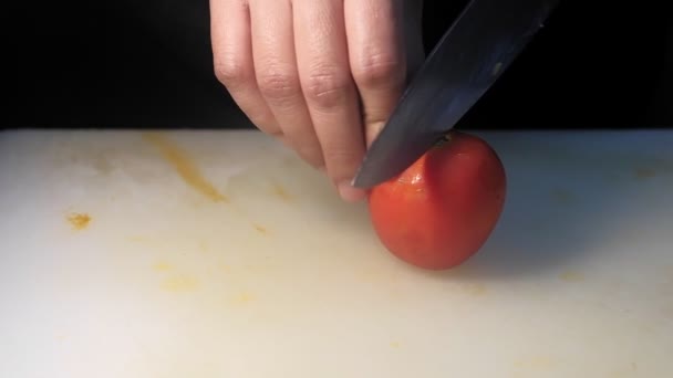 Mâinile Persoanei Folosind Cuțitul Bucătărie Tăierea Roșiilor Proaspete Placa Tăiere — Videoclip de stoc