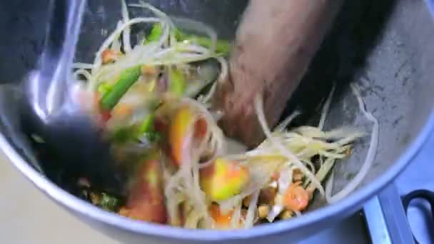 Close Cocinar Comida Callejera Tailandesa Deliciosa Deliciosa Ensalada Papaya Verde — Vídeo de stock