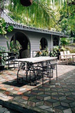 Açık kafe masalar ve sandalyelerle dolu.