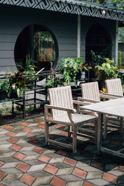 Masa ve Sandalyeli Açık Oturma Alanı