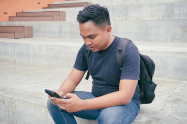 Adımlarda Otururken Akıllı Telefon Kullanan Adam