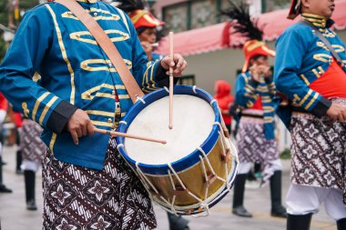 Kültürel Yürüyüş Yürüyüşü Bandosu. Yogyakarta, Endonezya - 19 Aralık 2025