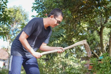 Organik Bahçede Asyalı Adam Tilling Toprağı