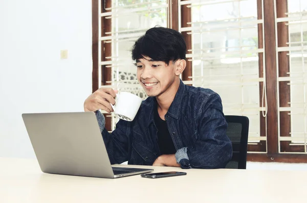 Aziatisch Man Zit Voorkant Van Een Laptop Drinken Koffie — Stockfoto