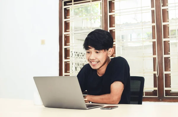 Muž Černém Asijském Tričku Seděl Před Laptopem Velmi Šťastným Výrazem — Stock fotografie