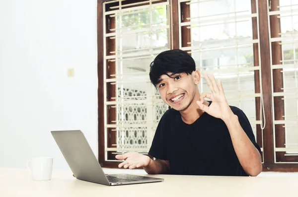 Den Asiatiska Mannen Satt Och Pekade Laptopen — Stockfoto