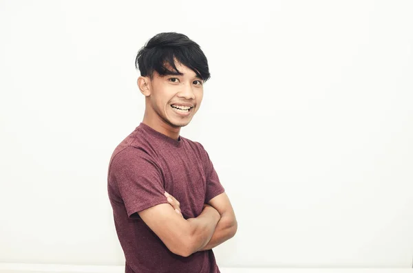 Usmívající Pohledný Asijský Muž Ležérním Tričku — Stock fotografie