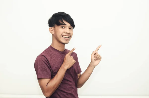 Asiate Lächelt Lässigem Shirt Und Zeigt Auf Leeren Raum — Stockfoto