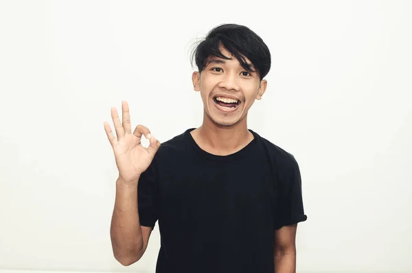 Asyalı Erkekler Normal Siyah Gömlekler Giyerler — Stok fotoğraf