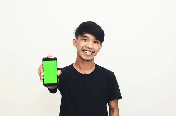 Азіатський Чоловік Звичайній Чорній Футболці Вказує Зелений Екран Мобільний — стокове фото