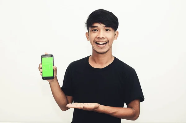 Ázsiai Férfi Alkalmi Fekete Póló Mutató Zöld Képernyős Mobiltelefon — Stock Fotó