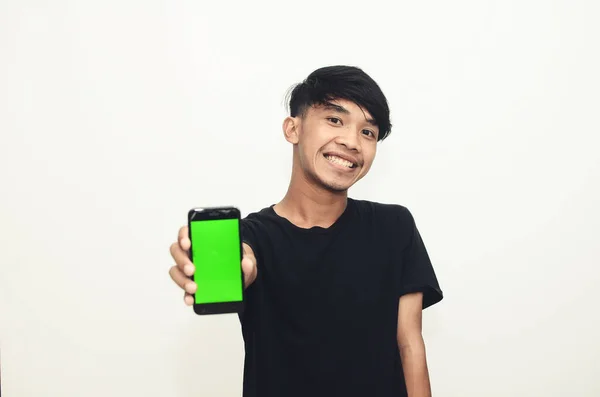 Азіатський Чоловік Звичайній Чорній Футболці Вказує Зелений Екран Мобільний — стокове фото