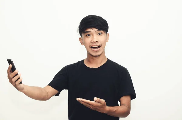 Asijský Muž Sobě Ležérní Černé Tričko Ukazuje Svůj Mobil — Stock fotografie