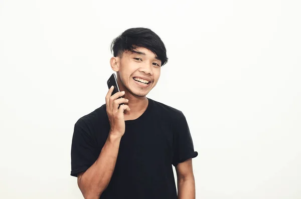 Ein Asiatischer Mann Einem Lässigen Schwarzen Hemd Telefoniert — Stockfoto