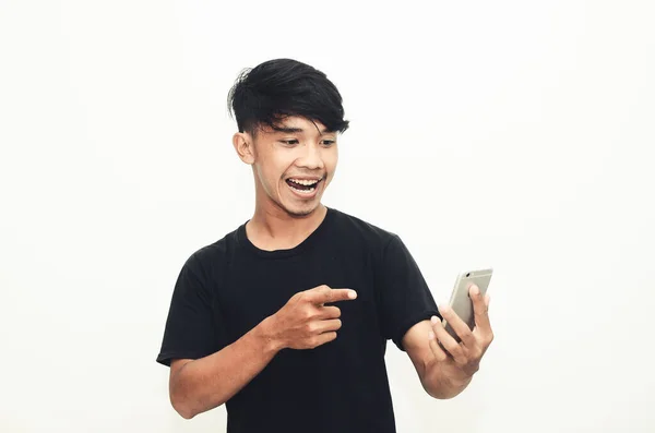Asyalı Bir Adam Telefonunu Görünce Şok Olmuş Gibi Görünen Siyah — Stok fotoğraf