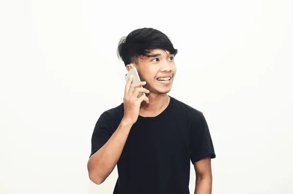 Homem Asiático Vestindo Uma Camisa Preta Casual Está Telefone — Fotografia de Stock