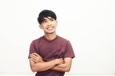 Sıradan tişörtler içinde gülümseyen yakışıklı Asyalı adam.