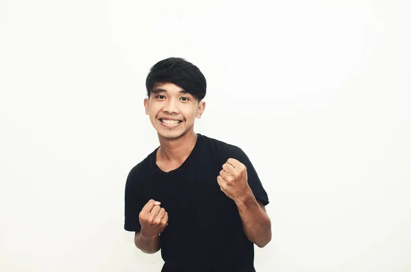 亚洲男子肖像画黑色T恤 脸上带着微笑 — 图库照片
